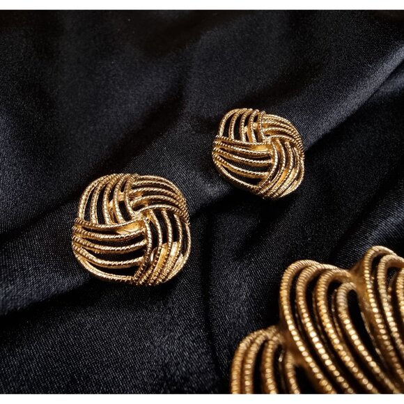 Vintage Monet 1960s Gold-Tone Brooch & Earrings Set - Picture 4 of 5